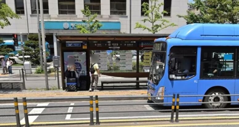 韓國(guó)首爾候車(chē)亭廣告